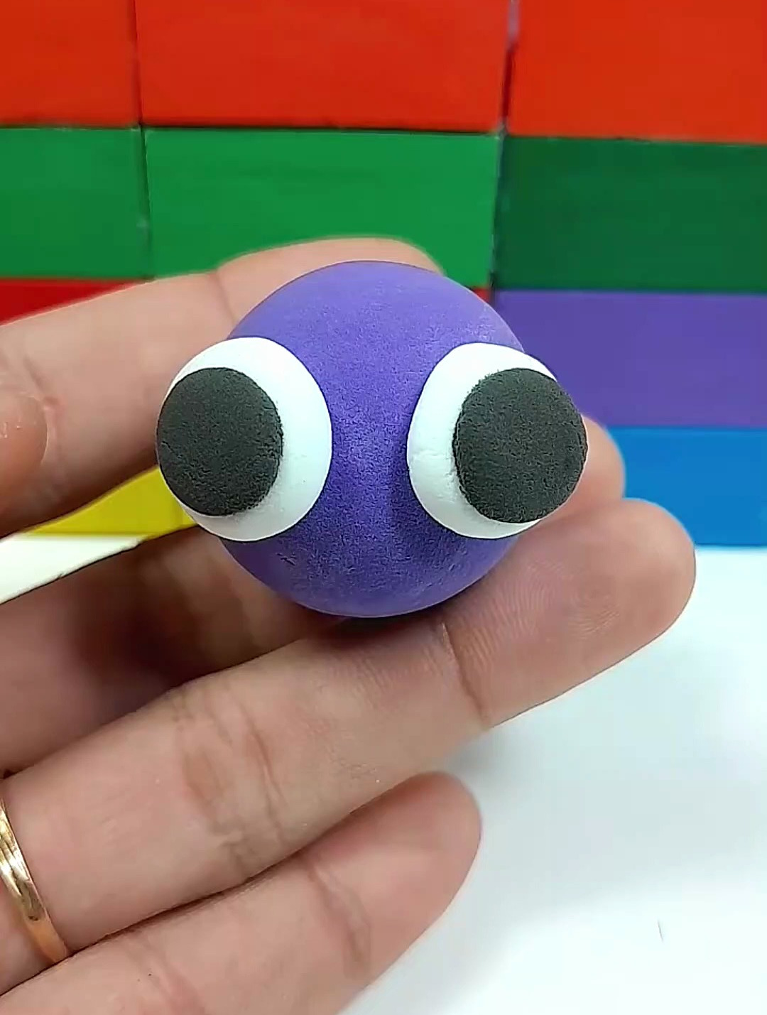 解压视频:大眼萌橡皮泥