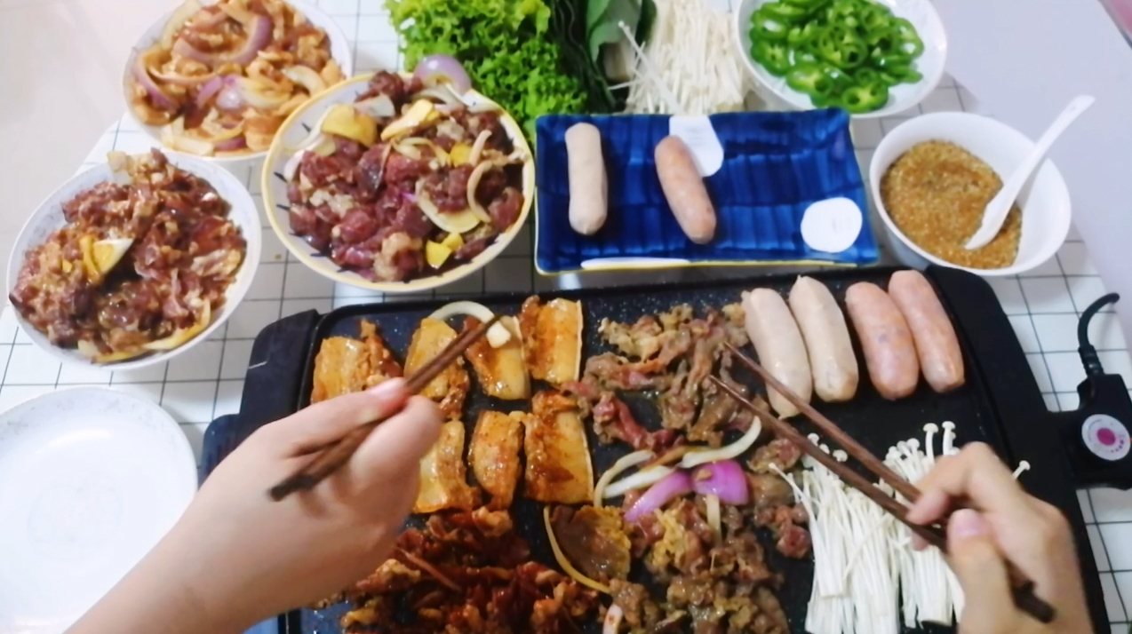 想吃烤肉自己在家做,五花肉、牛肉,羊肉,再配上苏子叶完美