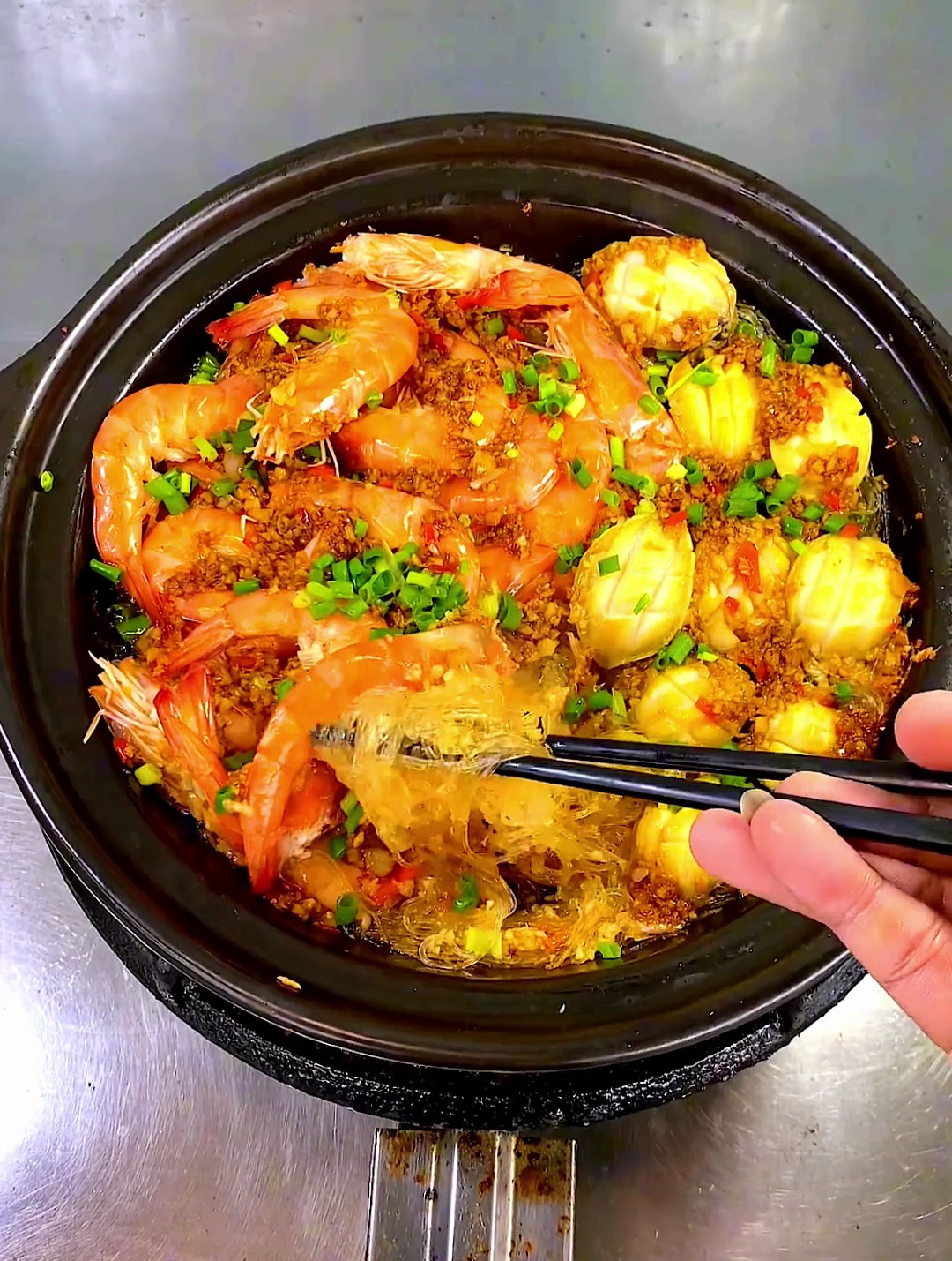 蒜蓉鲍鱼鲜虾粉丝煲.太香了