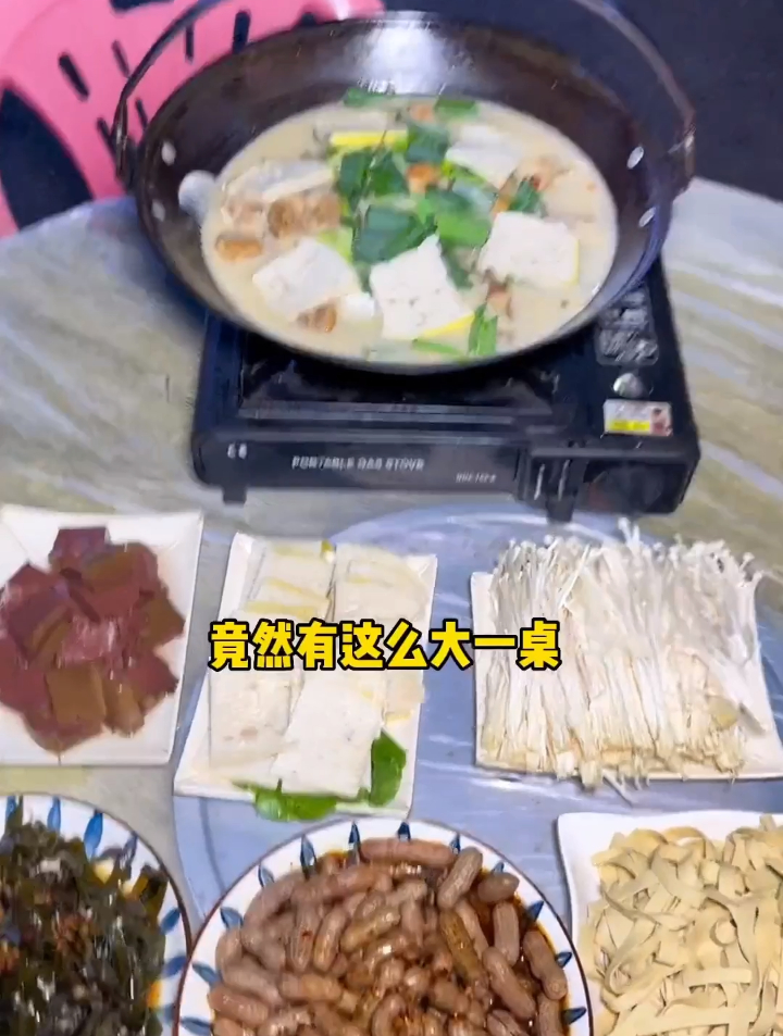就在藏龙岛美食一条街,69就可以吃腊吊锅+6个菜