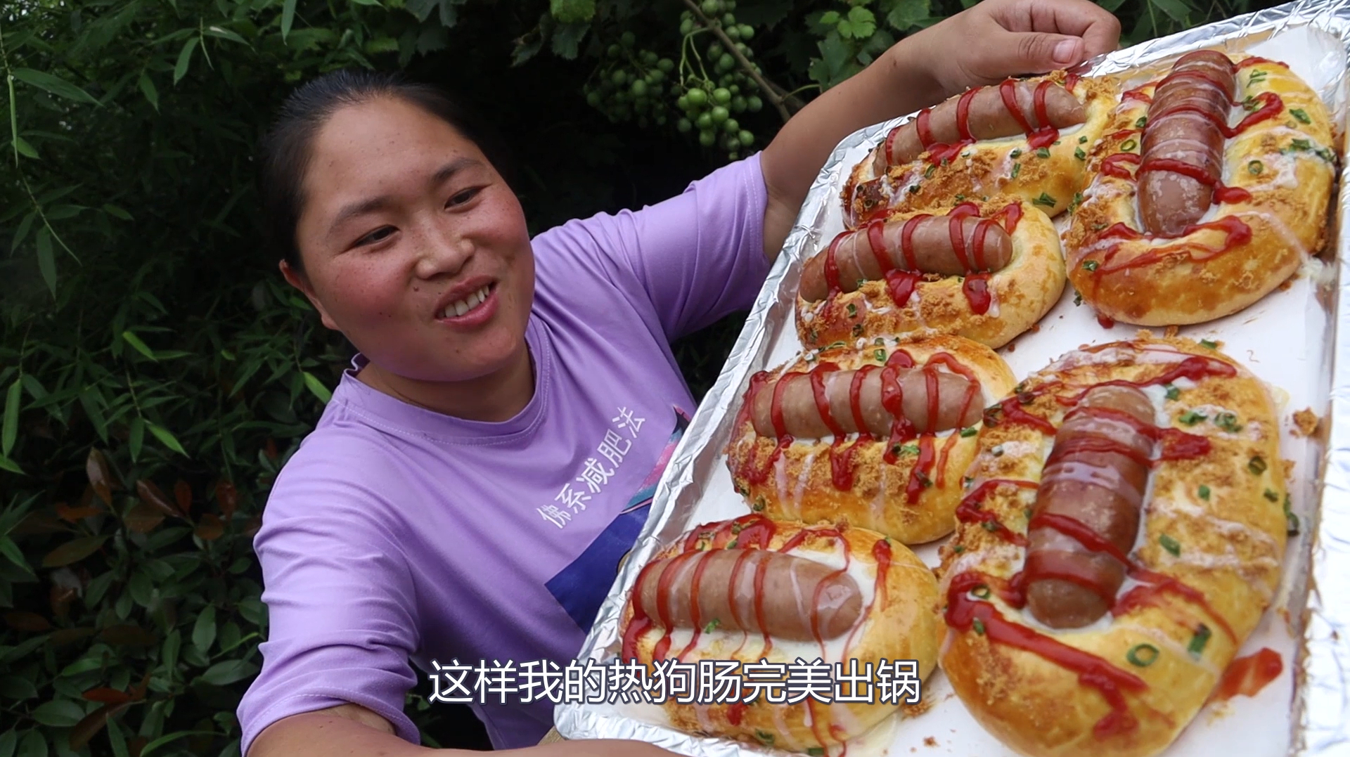 胖妹想摆摊，烤6个热狗面包先练练手，色泽诱人，一口下去满嘴香