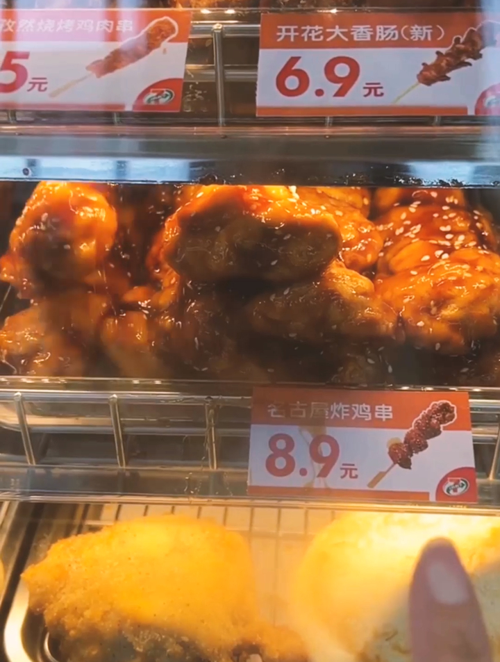 炸鸡串也是满满的酱汁,面包卷鸡腿第一次吃,外酥里嫩的