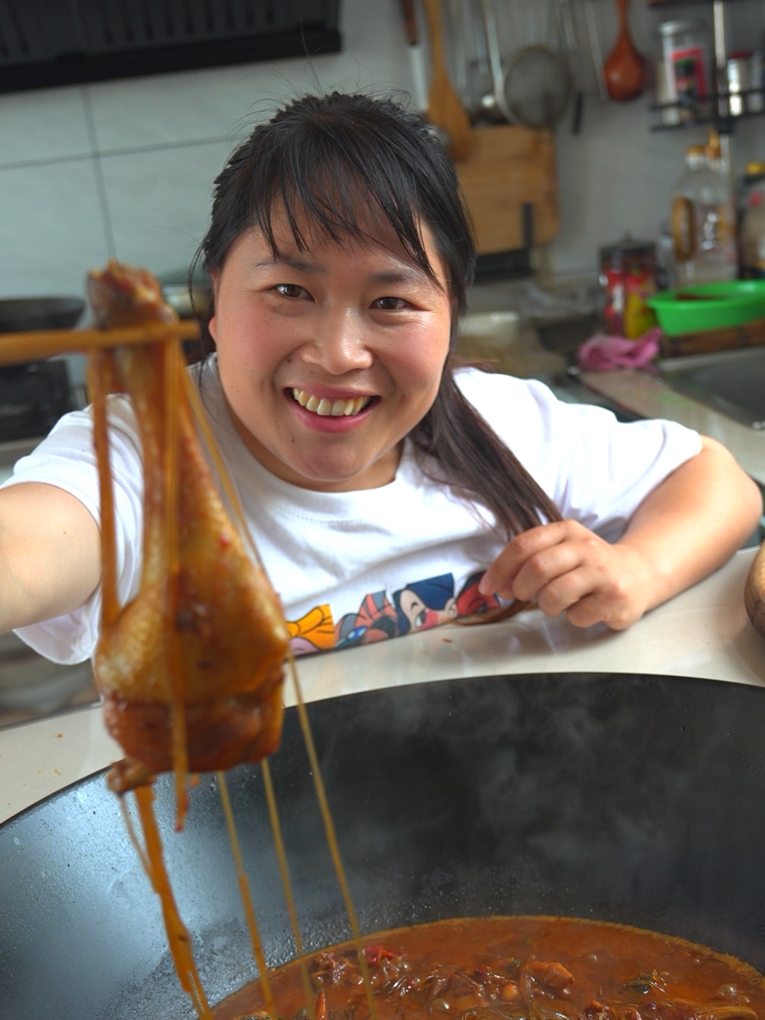 胖妹挺豪横,种600颗蔬菜,中午和婆婆,炖5斤小母鸡跳皮筋来解馋