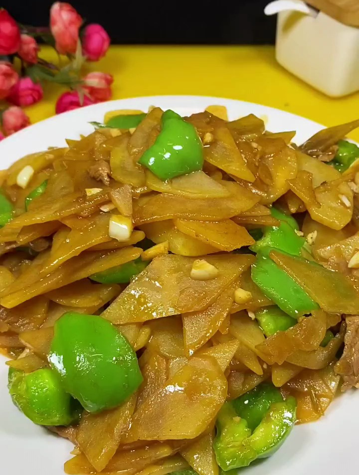 好吃的家常菜来了,青椒炒土豆片