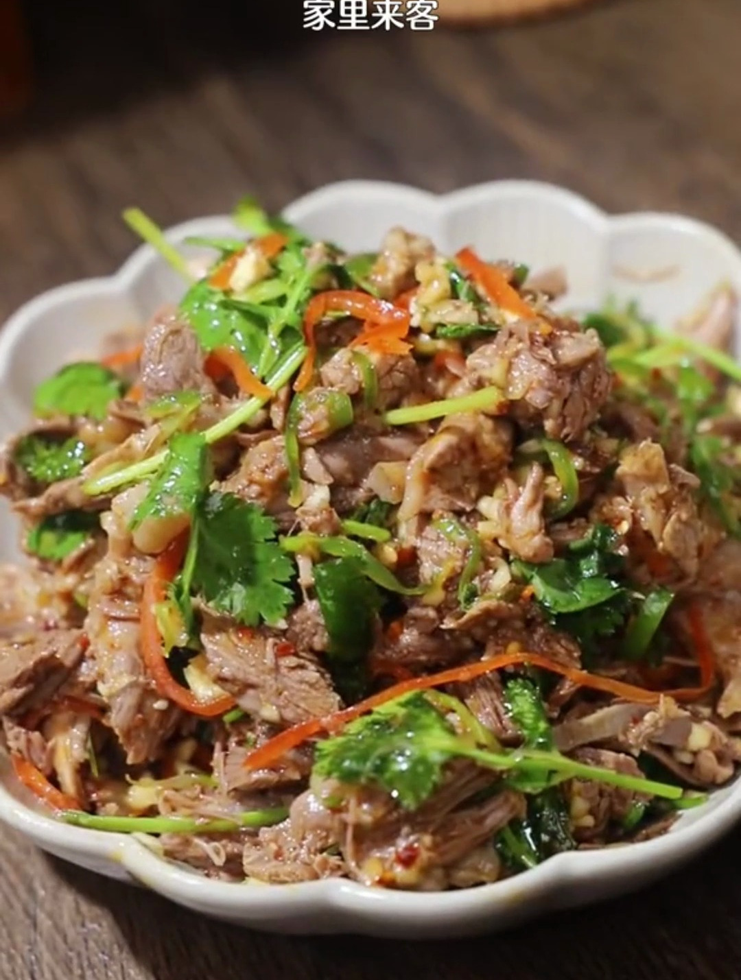 凉拌大骨肉,一道酒桌上必点的下酒菜,家里来客咱就这样做