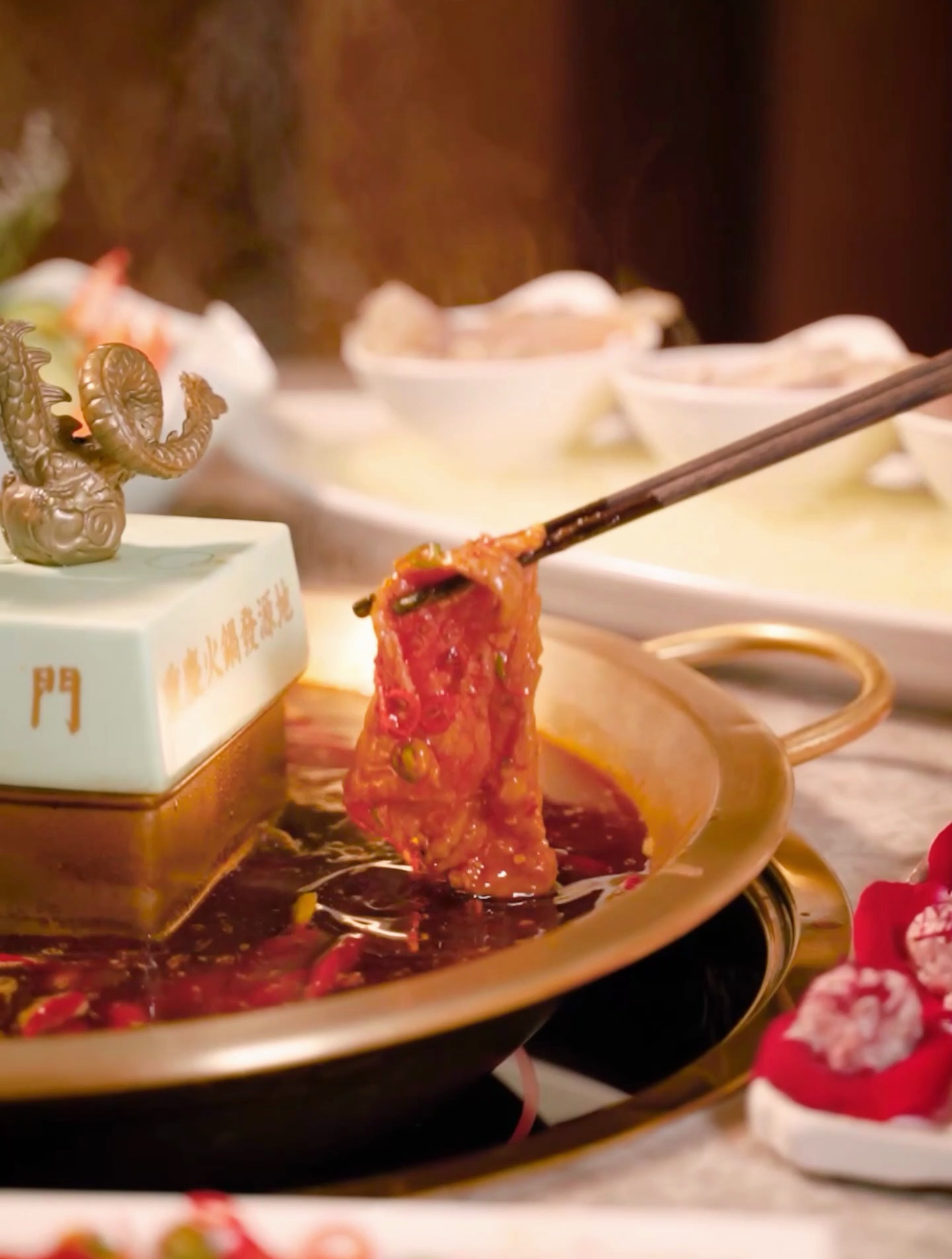 在麻辣火锅店,来次正宗的火锅吧!对自己好一点又怎样?