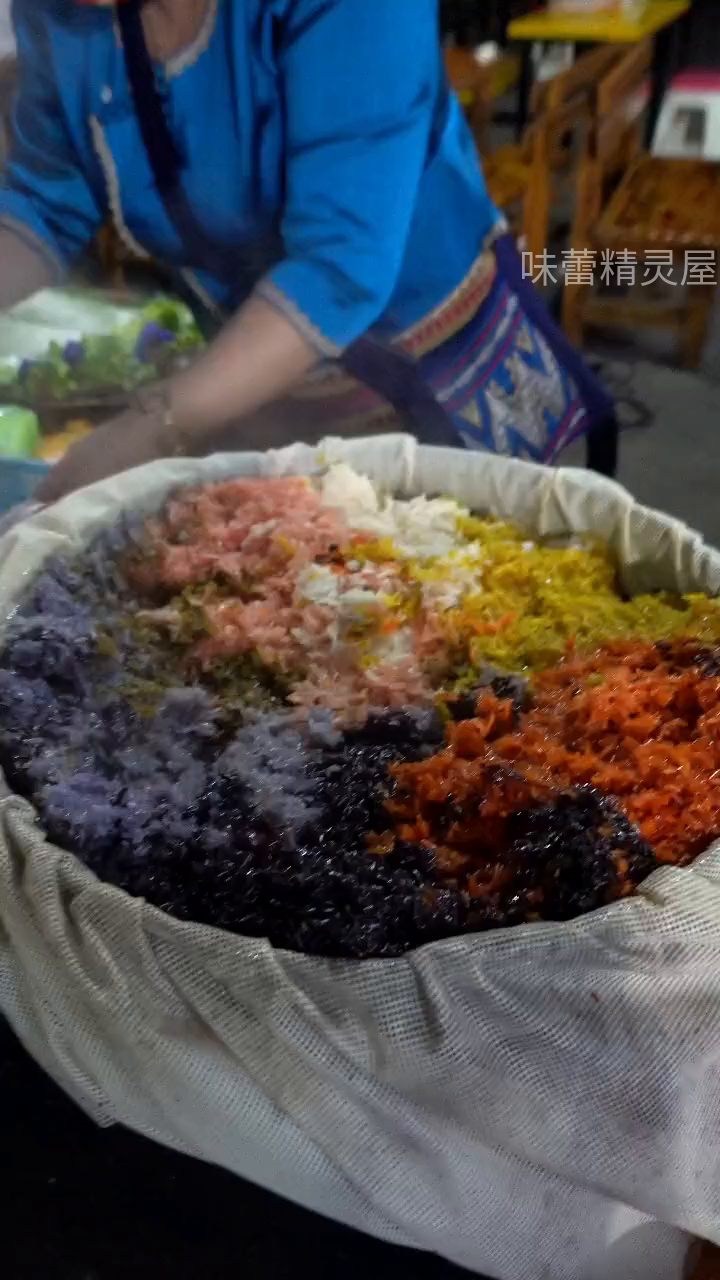 七彩糯米饭,不得不说云南人真浪漫,连糯糯的米饭里都是花的味道!