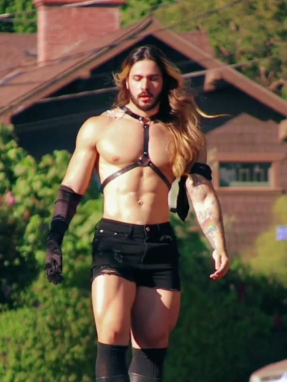 长发肌肉男户外激情热舞,这衣服太帅了