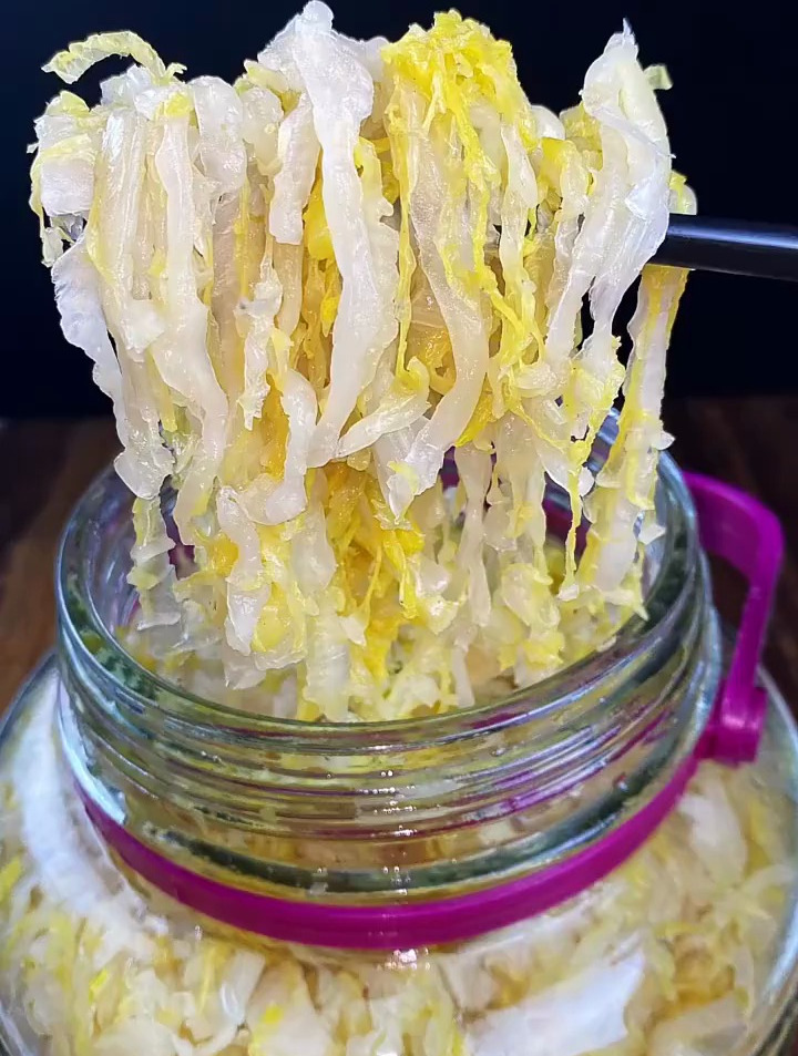 东北酸菜,腌制21天就可以吃啦,你也试试,简单易学,还不占地方