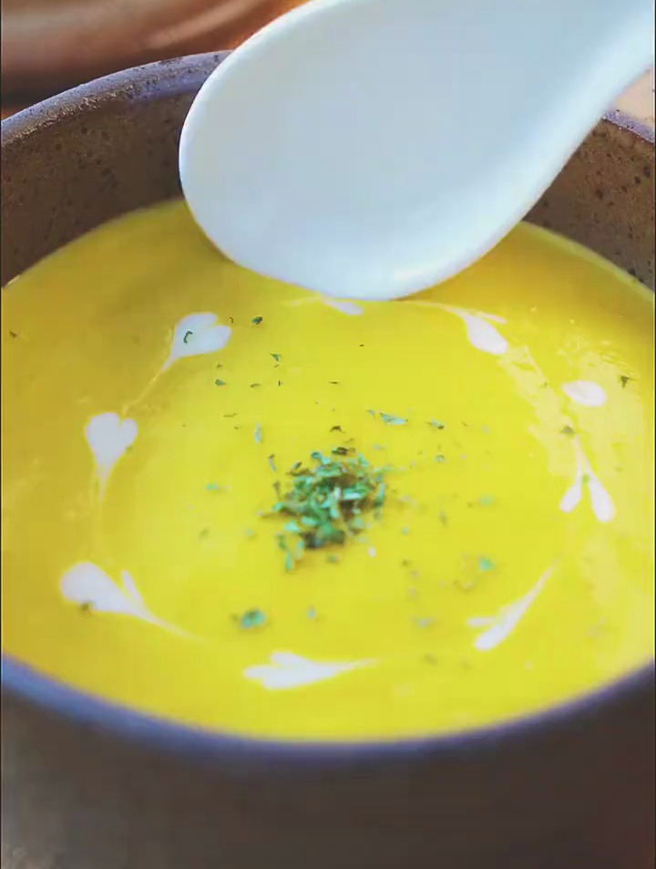 用南瓜,牛奶和白砂糖就能做出丝滑甜蜜的奶油南瓜汤