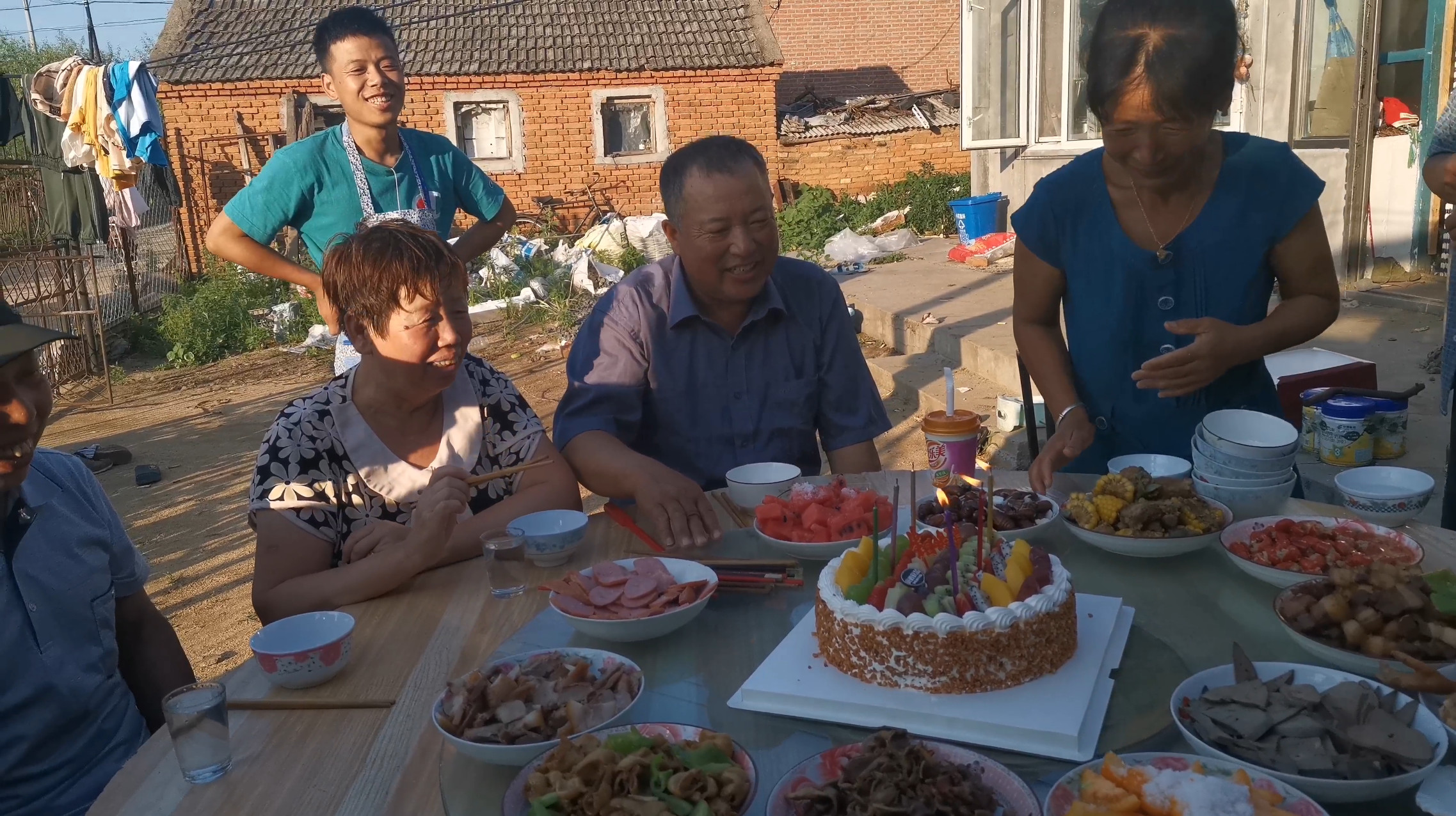 老妈过生日,东北小伙准备12道菜和大蛋糕,七大姑八大姨都庆祝!