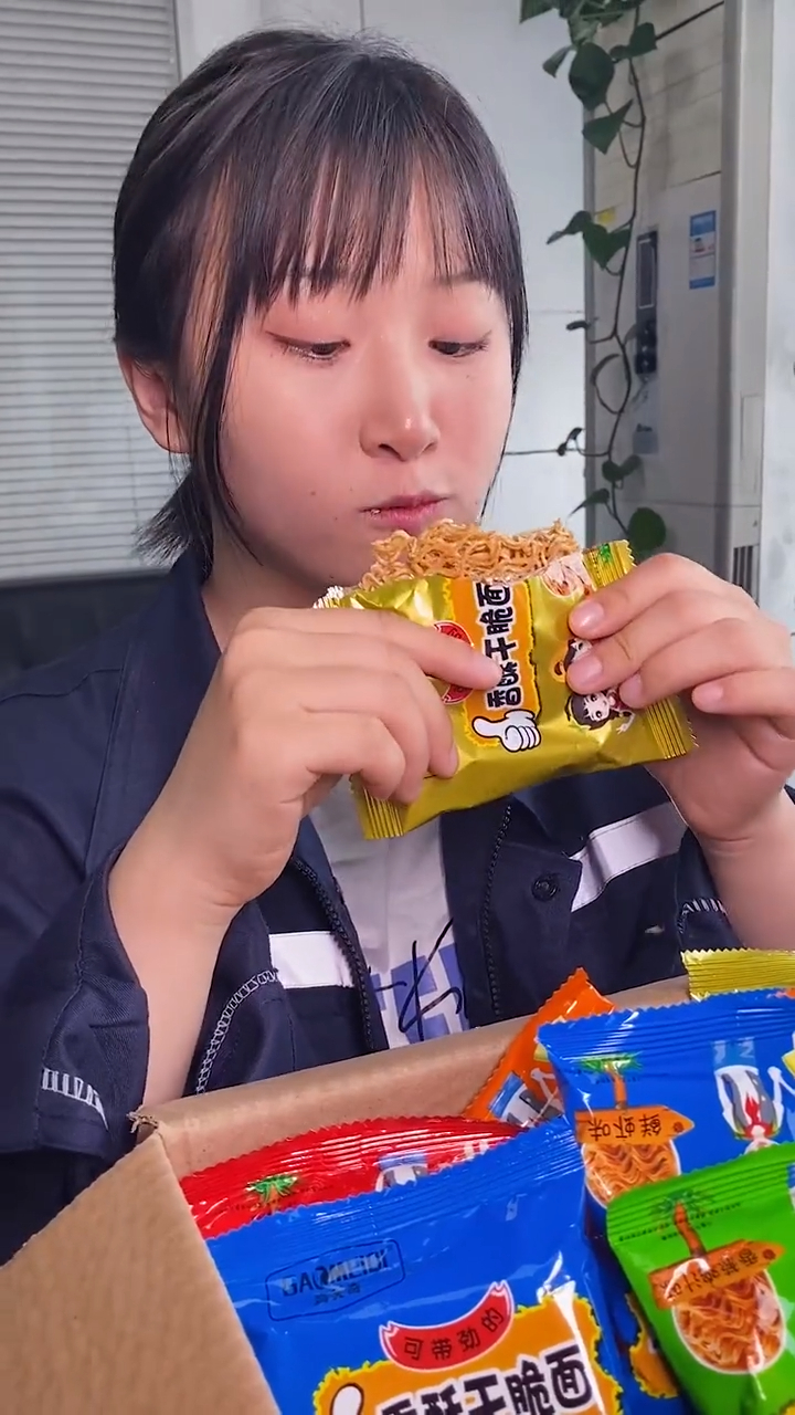 干脆面焦香酥脆,好吃美味,和小时候味道一样,还有五种口味