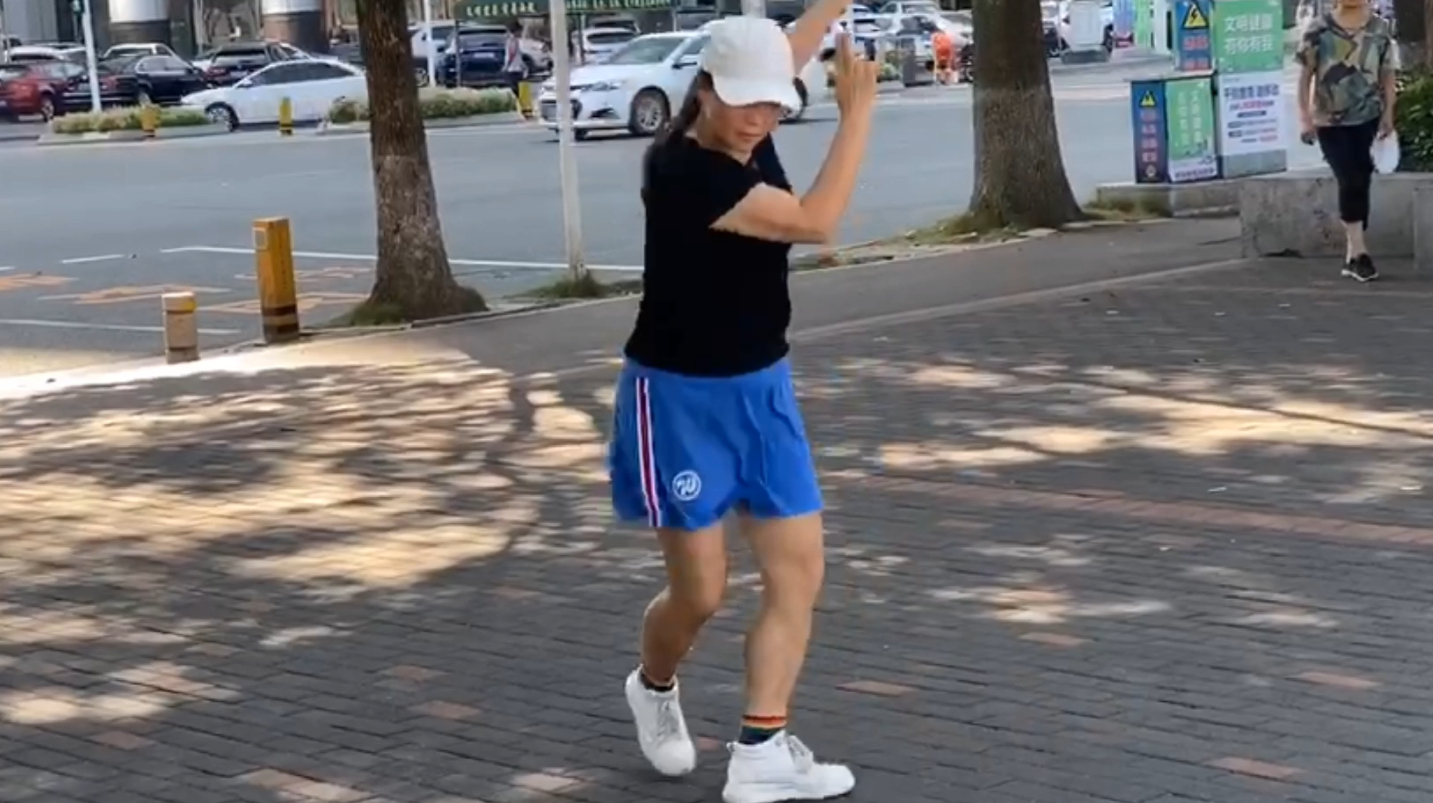 90后姐姐新学的苗寨风情《多嘎多耶》鬼步舞,大家觉得跳得好看吗