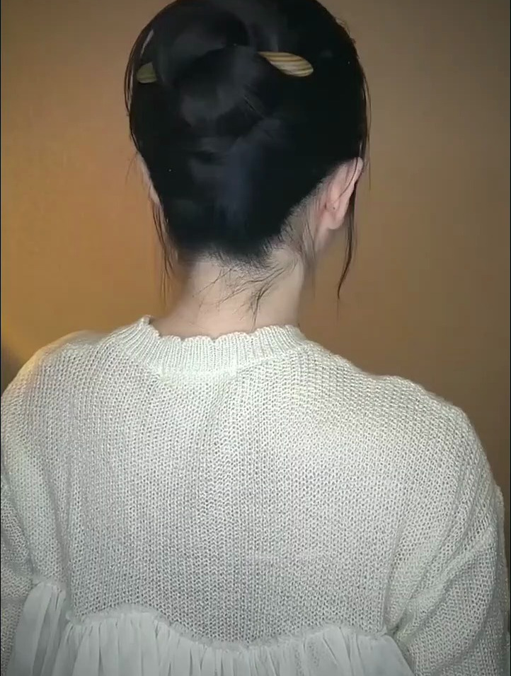 双尖木簪盘发,发量再多也能超级牢固~