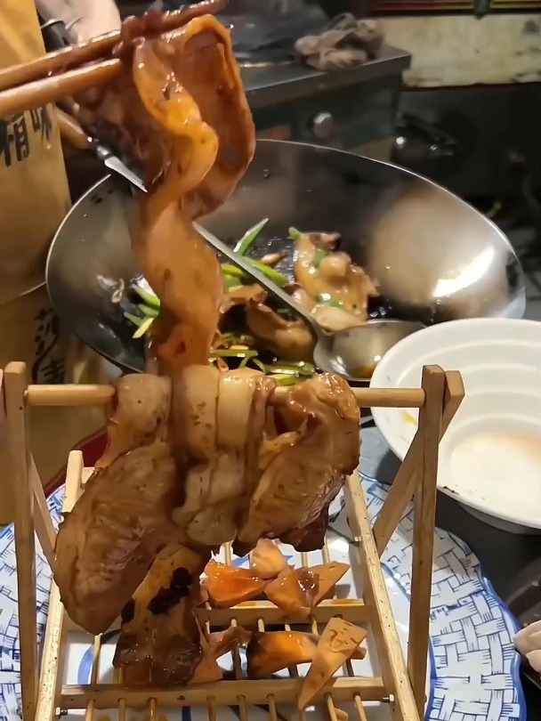 终于吃到正宗四川连山回锅肉了配上米饭也太香了!