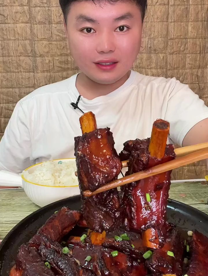 家常菜,糖醋排骨配大米饭,又烂糊又香,怎么都好吃