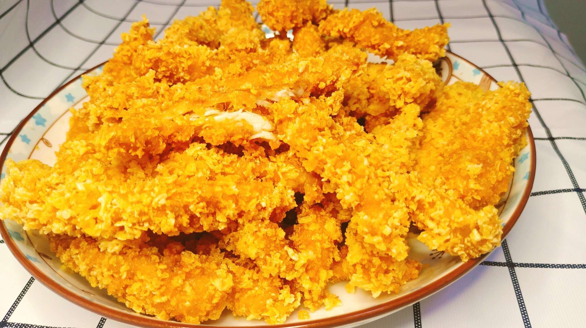 8块钱鸡胸脯肉炸了一大盘鸡柳,外酥里嫩,味道比小摊卖得还好吃