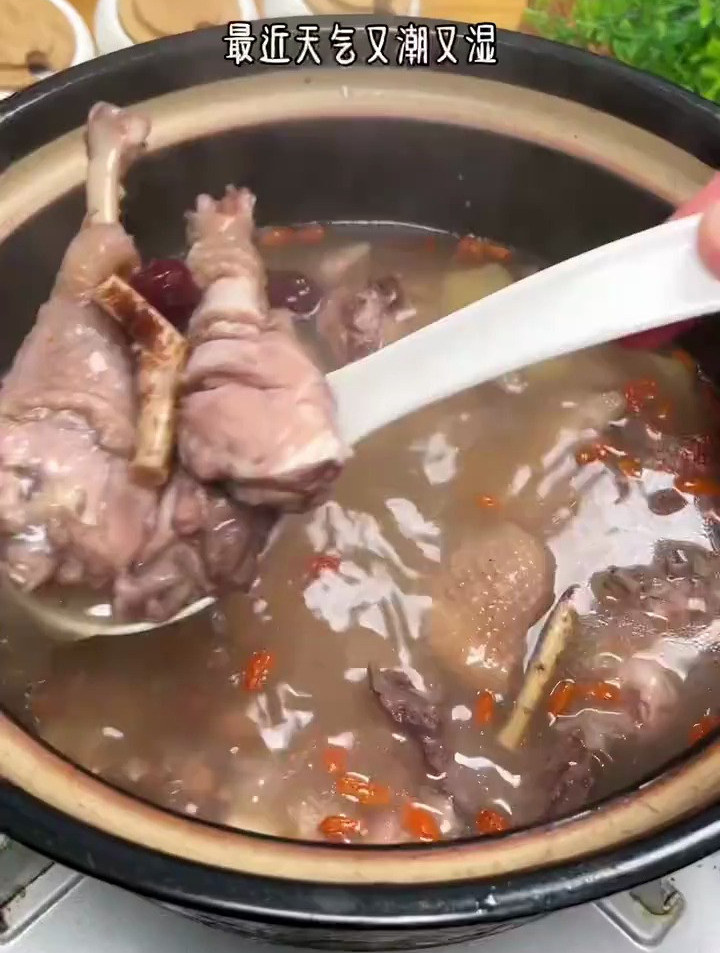 又潮又湿,这个时候广东人都会煲这个五指毛桃鸡汤来喝