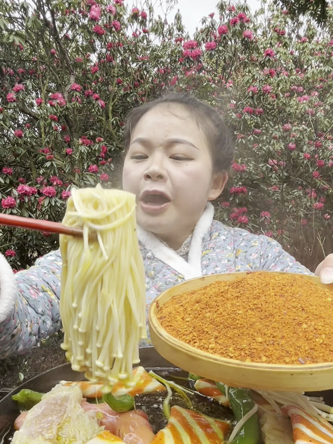 小幺嫂来了,今天涮金针菇和青菜尖椒,就是一个字香
