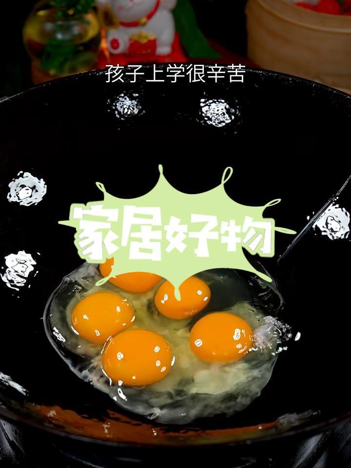 干裙带菜加上虾皮,在一起做个汤,味道鲜美,大人小孩都爱喝