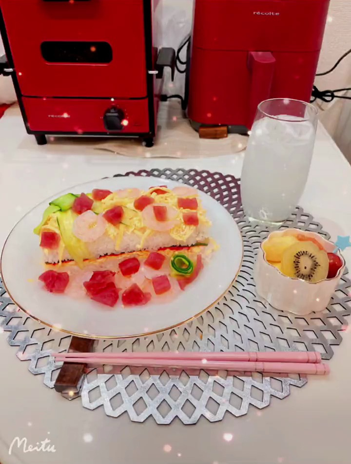 日本都市女生的居家生活。今日份料理寿司蛋糕日本女生 日本料理