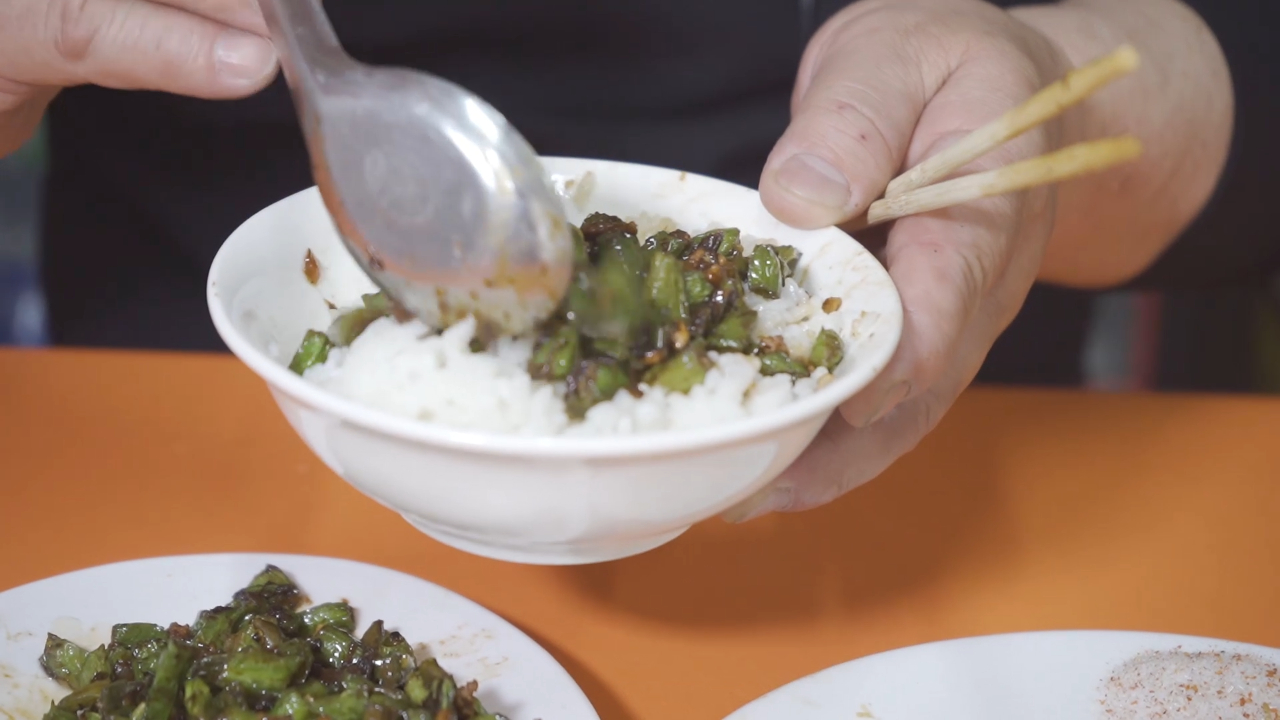 沈阳一家开了16年的小菜馆,酒店大厨给炒菜,赶上人多你得站着等