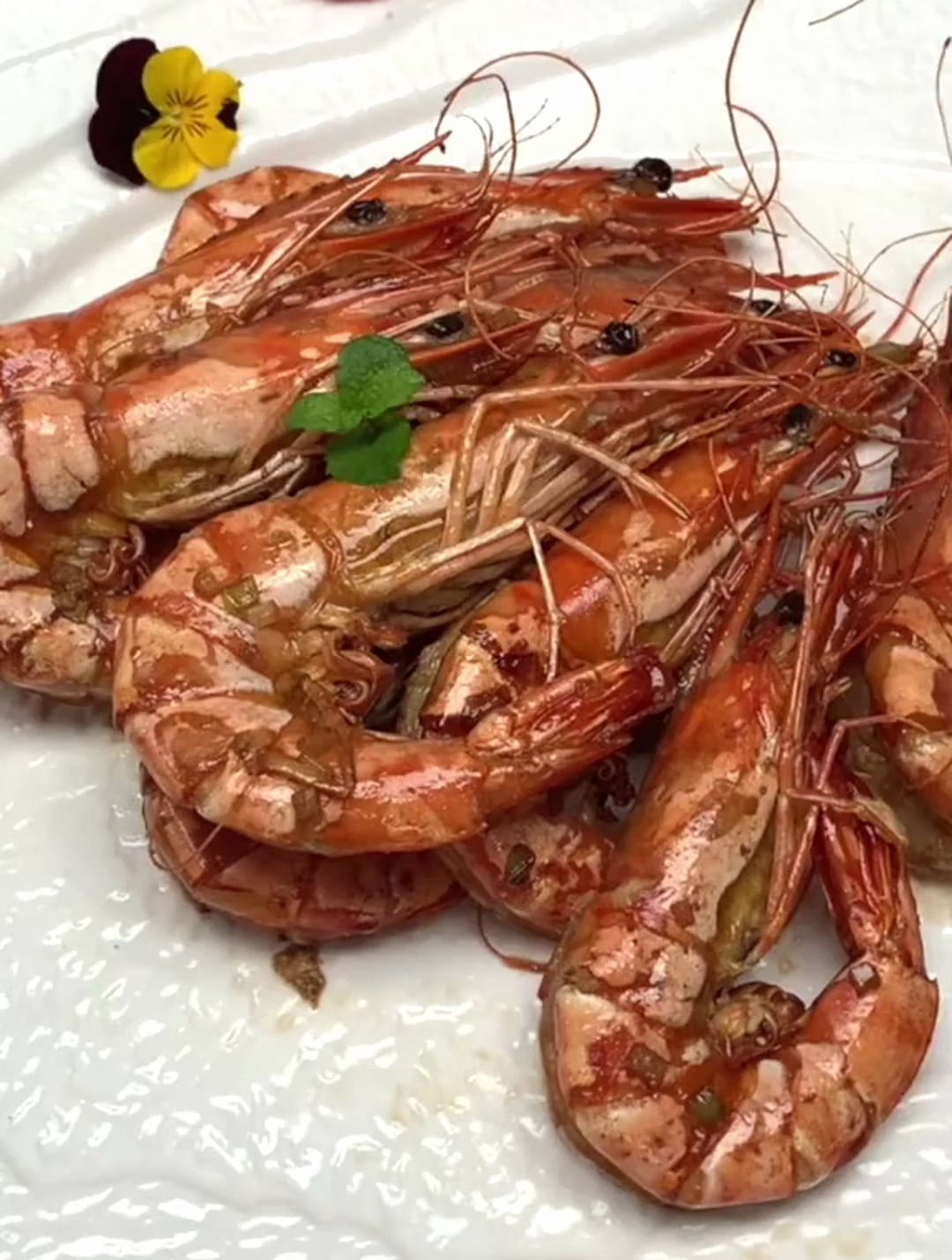 给大家介绍个简单易做风味十足的「豉油皇焗虾」