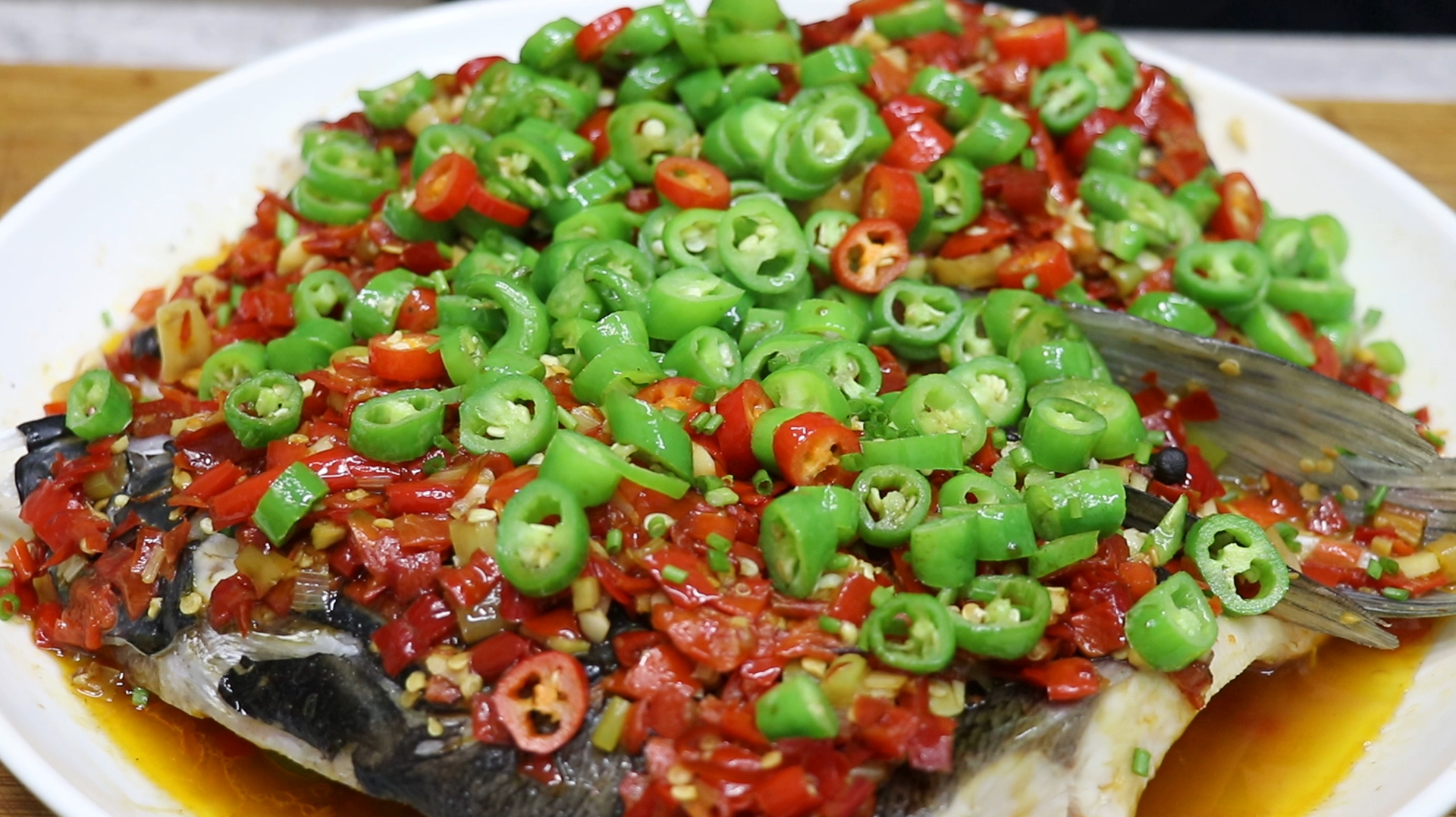 这才是剁椒鱼头最好吃的做法，炒剁椒有秘诀，鱼肉鲜嫩入味没腥味