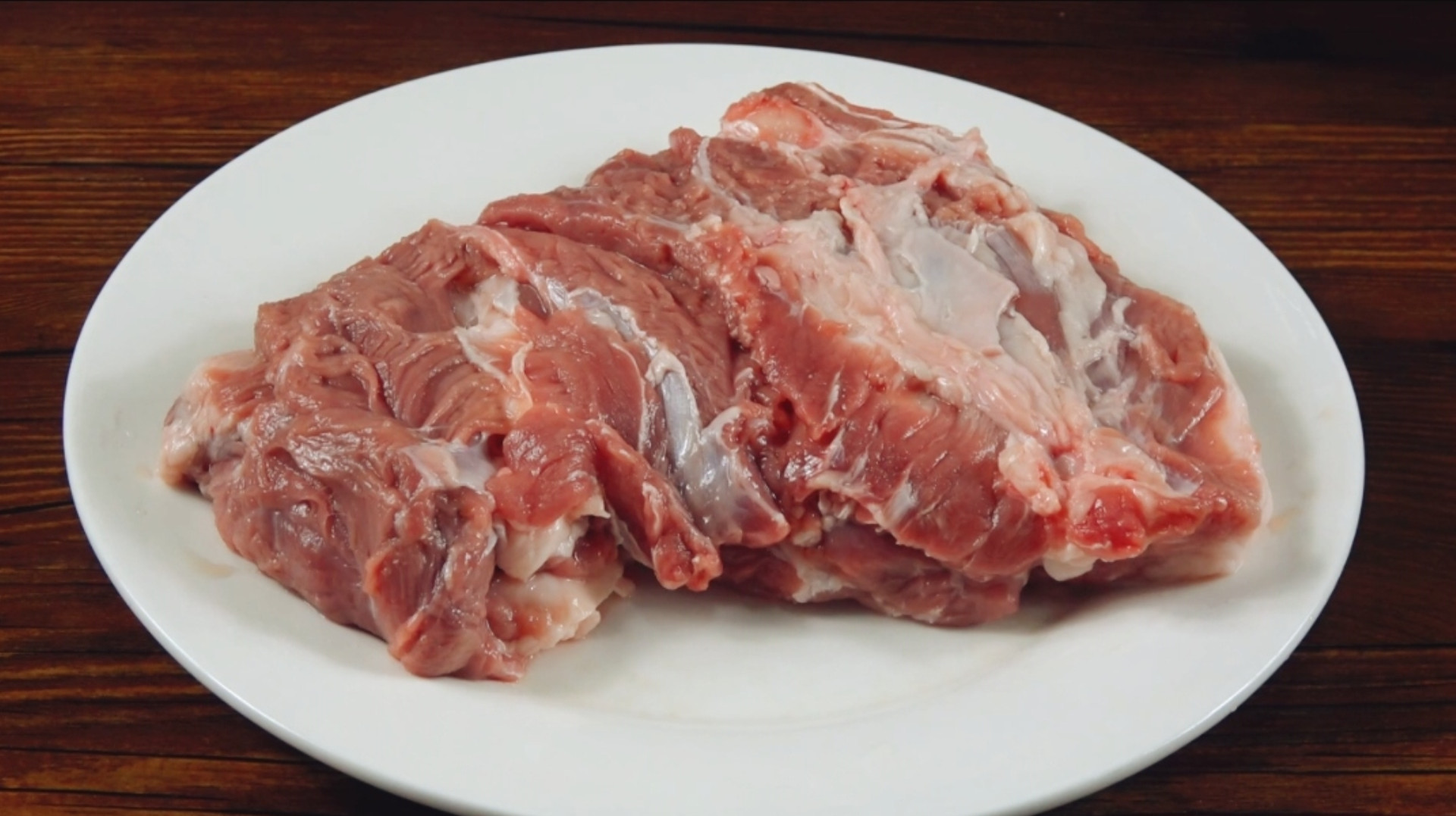 20块钱羊肉,不炒不炖不做羊肉串,用纸包起来,上桌全家吃不够