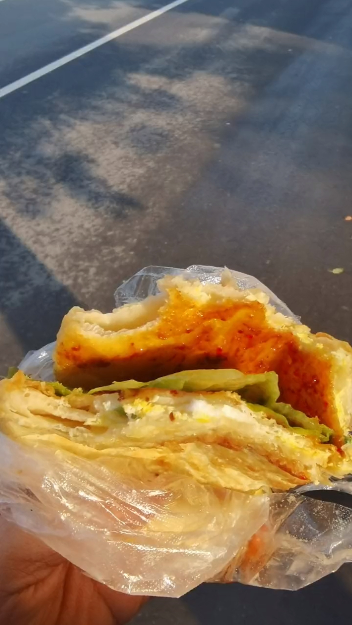 小时候放学后的快乐就是吃个这样的鸡蛋灌饼,喝碗妈妈熬的粥!