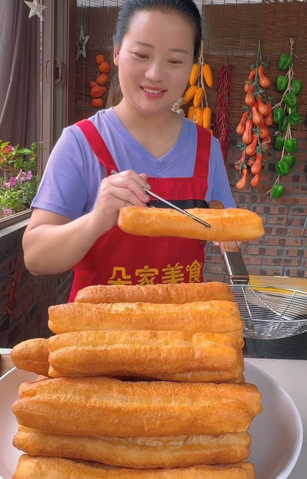朵朵今天做的河南特色美食手工炸油条,做法简单又好吃百吃不厌