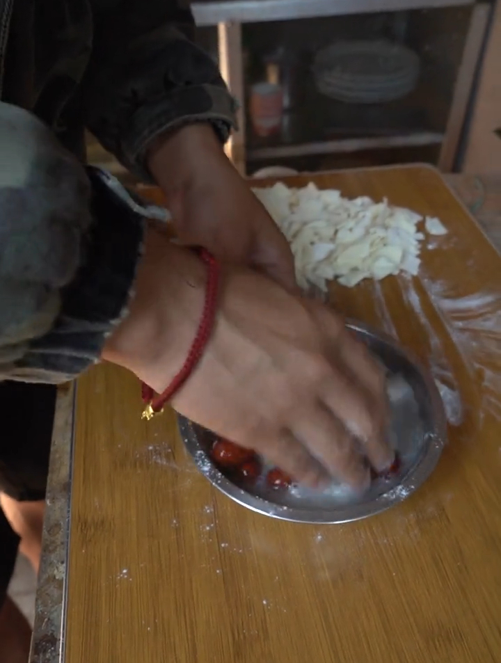 今天用包饺子剩的饺子皮,给你们做道好吃的小零食