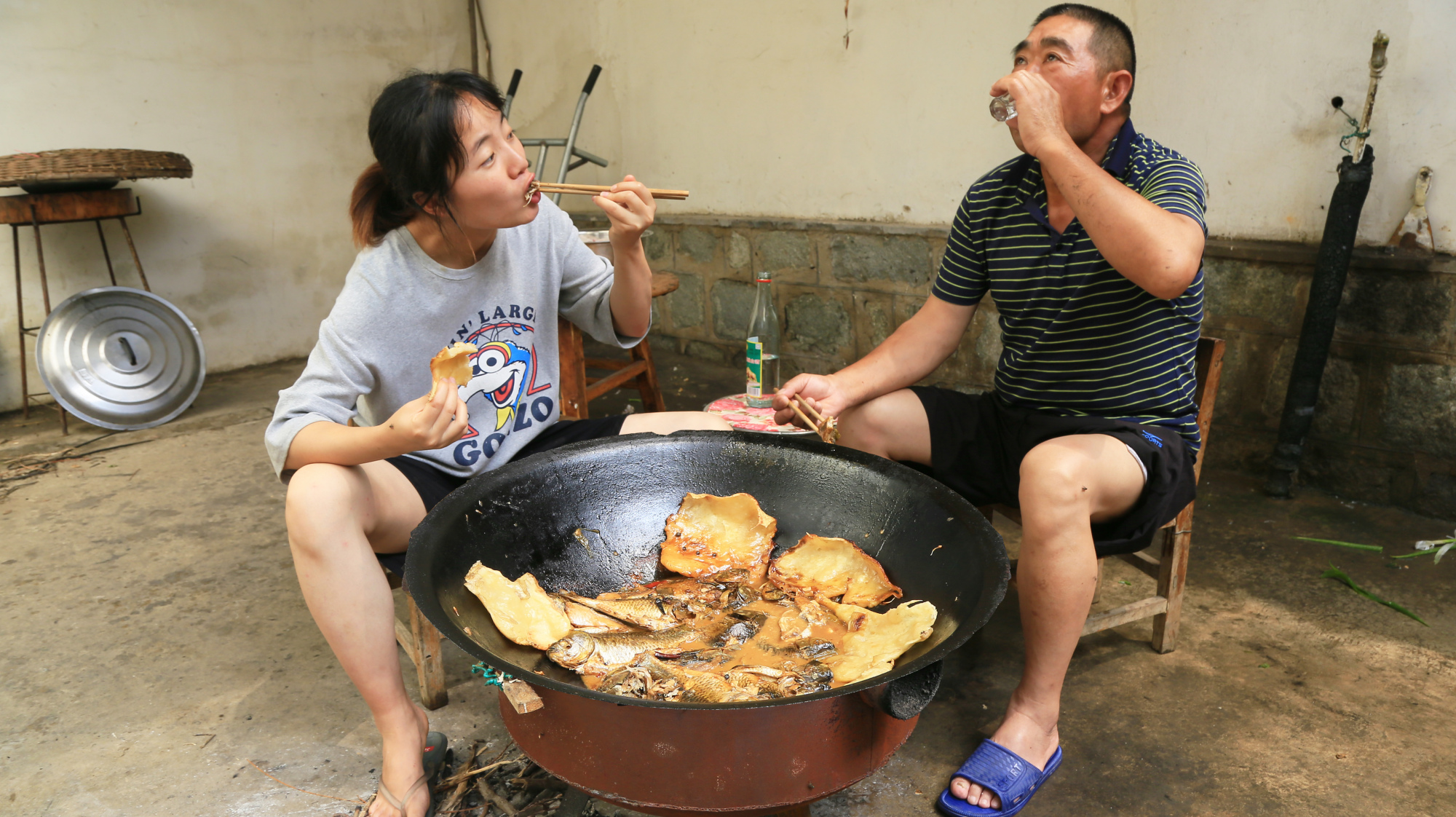 大爷给了一盆鱼,小玉拿来做了“地锅鱼”,老爸围着铁锅吃爽了
