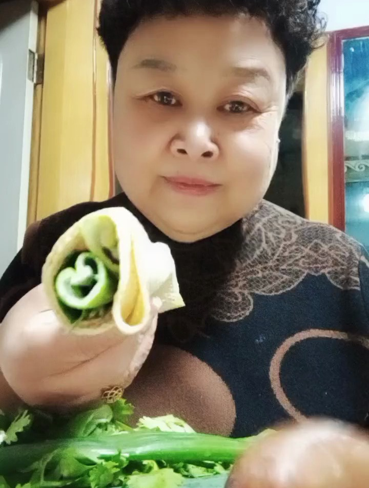 这干豆腐卷大葱放点香菜真好吃