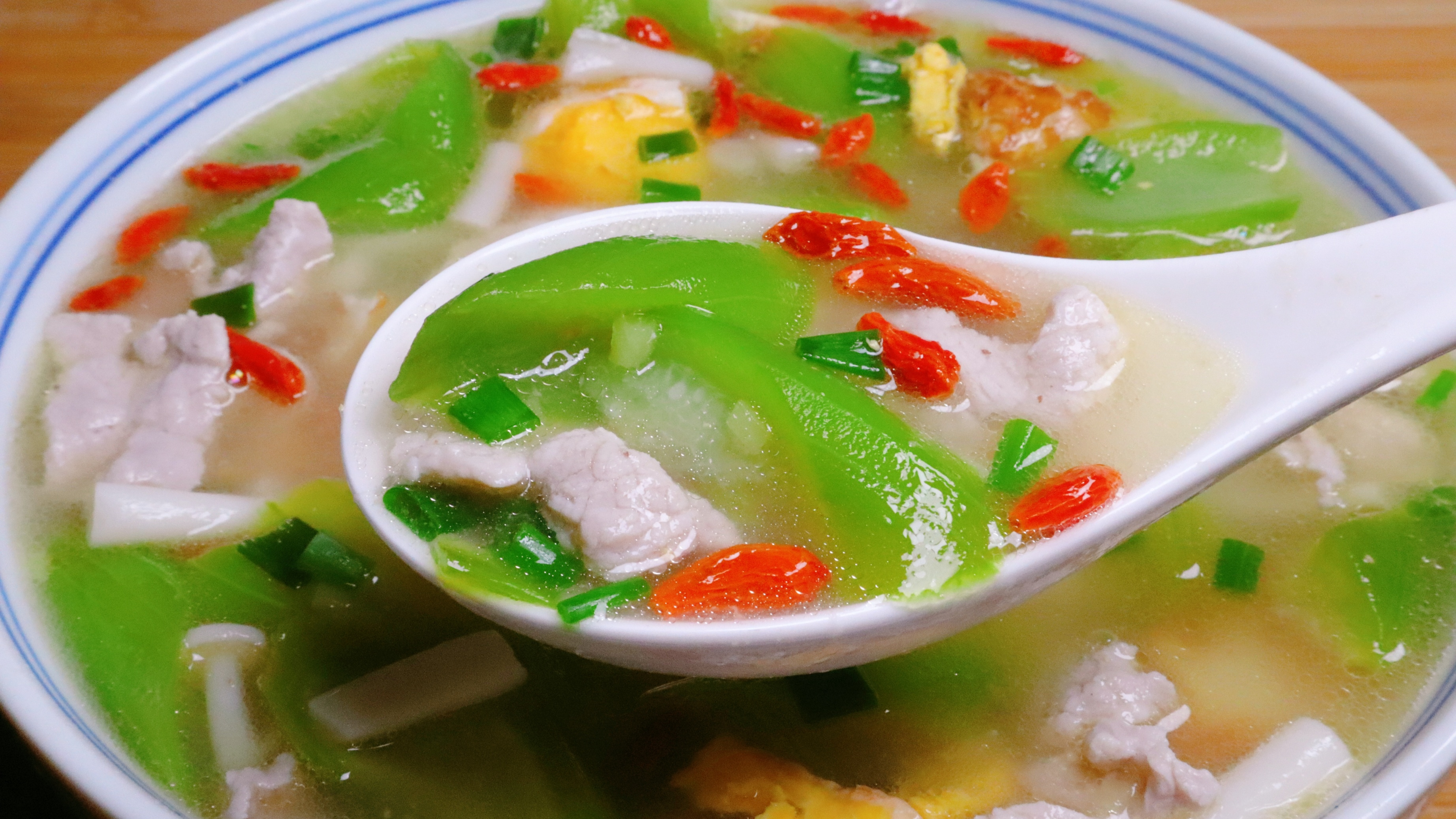 天热要多喝丝瓜三鲜汤,试试这样搭配食材,汤鲜味美,好喝不油腻