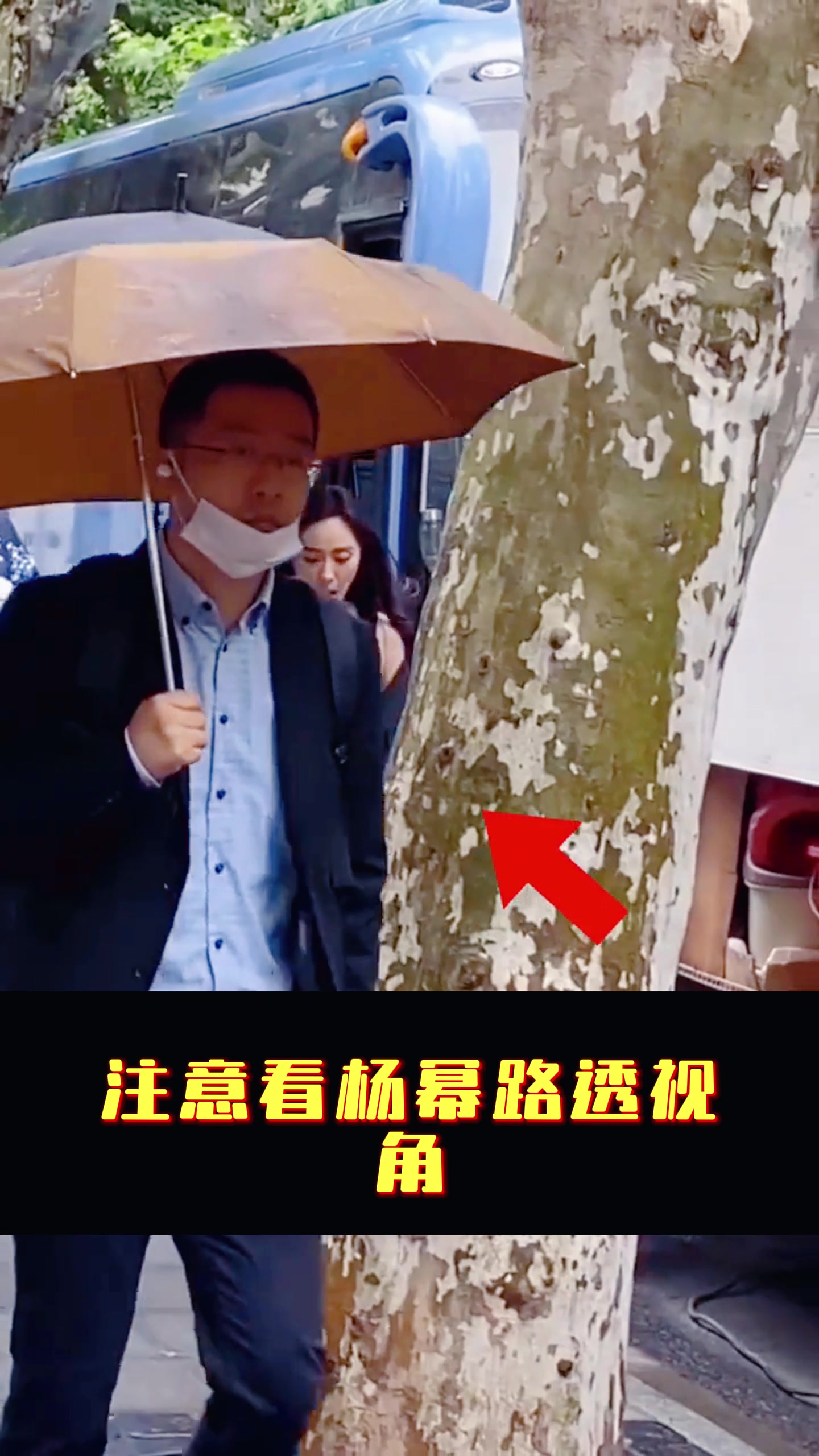 注意看,杨幂路透视角手中拿着奶茶,她所喝的奶茶竟然价格不菲