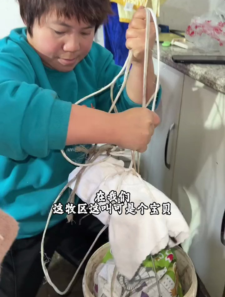 四斤半的生肉才能风干成一斤的牛肉干,一次吃一条再喝点水就饱了