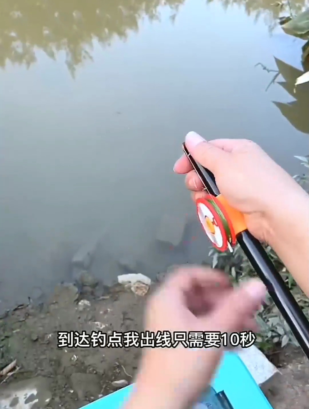 钓完鱼后如何收线?鱼竿上装上收线器,2秒收竿不伤线!