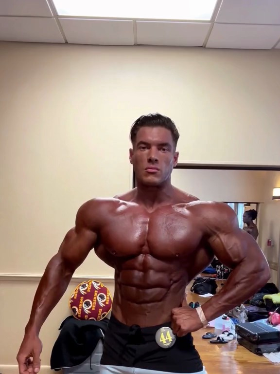 这哥们的胸肌和腹肌真让人羡慕嫉妒恨 肌肉男