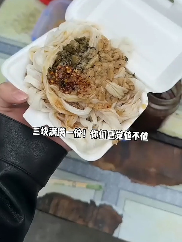 广东街头特色的泡沫箱肠粉