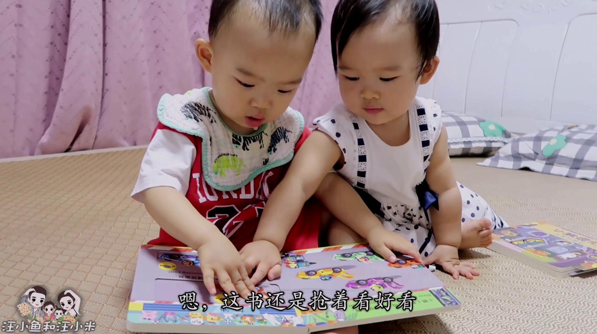 爸爸不在家,双胞胎兄妹太乖了自己看书,妈妈放心做家务