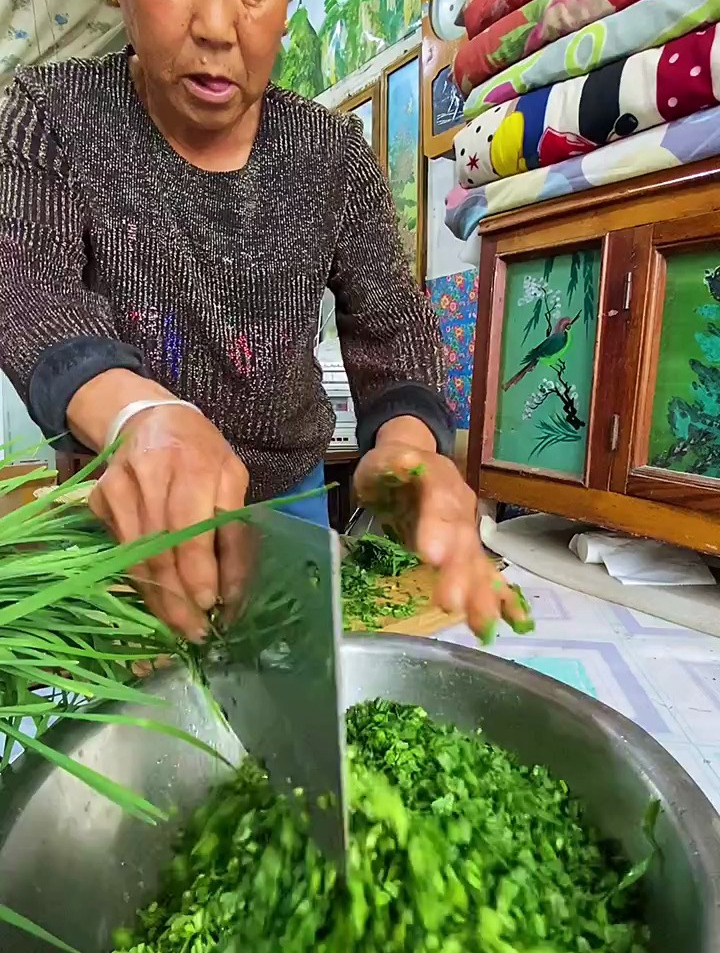 今天和老妈吃韭菜包子