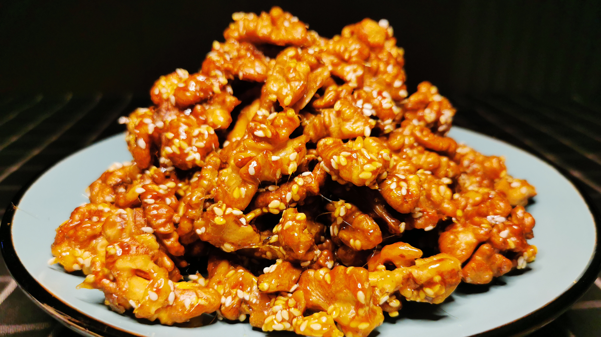 核桃这样做3秒钟去掉硬壳,做成琥珀核桃,香甜酥脆又营养