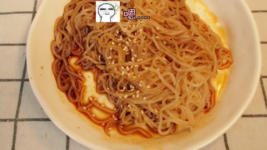 试吃魔芋丝,只要一杯开水泡下,配上酱料,就能吃到美味的魔芋丝