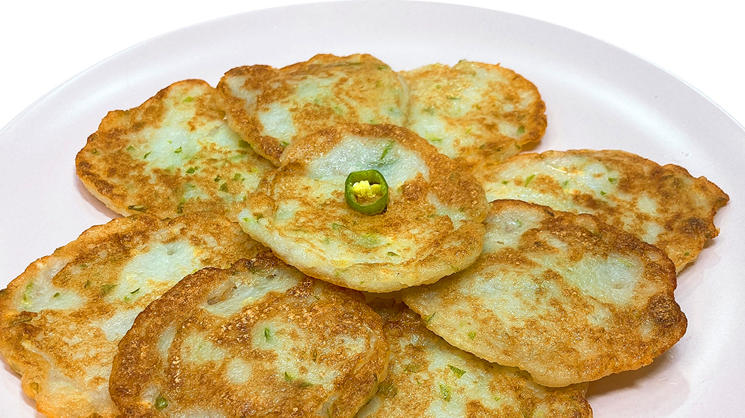 韩式土豆煎饼 감자전 关注,点赞哦～,后续还有更多内容的～。 土豆饼可以当主食吃。晚上米饭