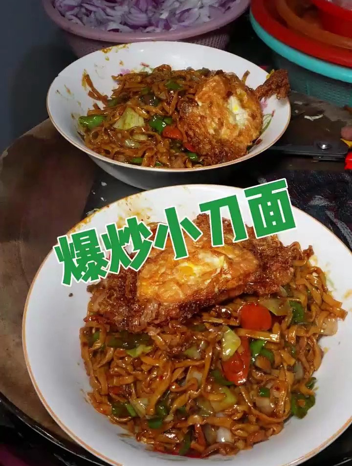 池州街边的小刀面.料足还超入味加了牛肚和炸酱这一碗太满足了