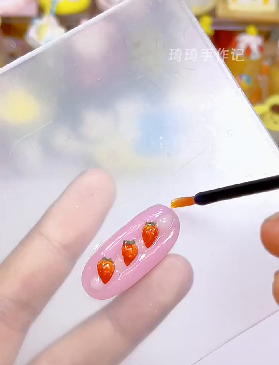 来试试做超萌的迷你水果面包小玩具,还能变身成挂饰,太有趣了～
