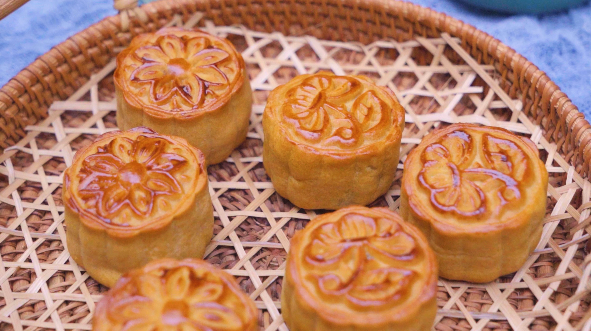 超详细的广式莲蓉蛋黄月饼做法,看一遍就会!