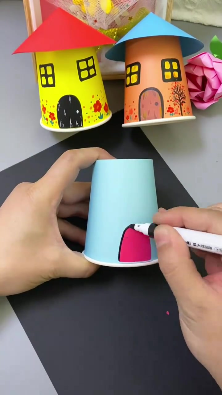 和孩子用纸杯做漂亮的小房子吧