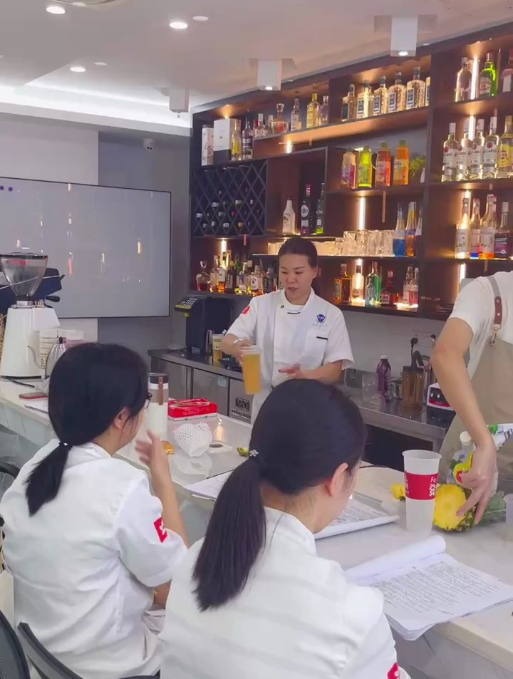 江西学蛋糕去培训班还是实体店好